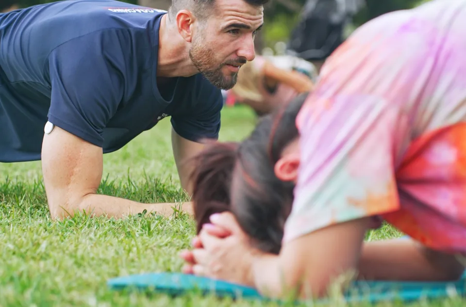 Groupe en pleine séance de fitness en extérieur